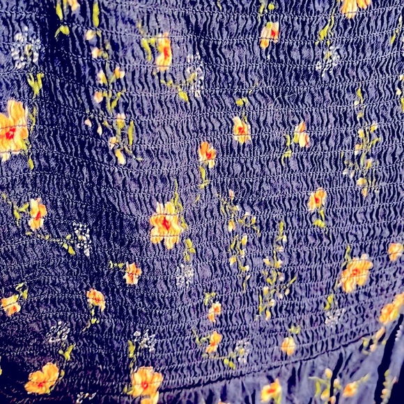 Old Navy Spring top, Size XS, in good used condition. - Picture 3 of 3